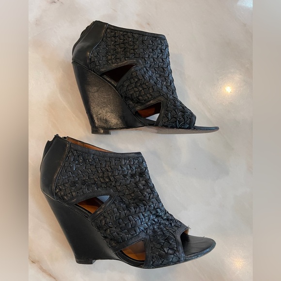 Elizabeth and James Black Leather Wedge Sandals w/ back Zipper. Booties 9B - Picture 5 of 9